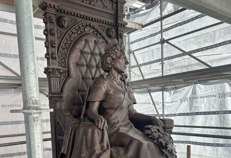 Queen Elizabeth statue made of bronze