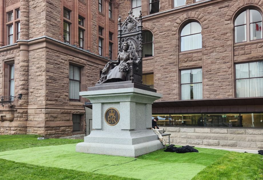 Queen Elizabeth statue