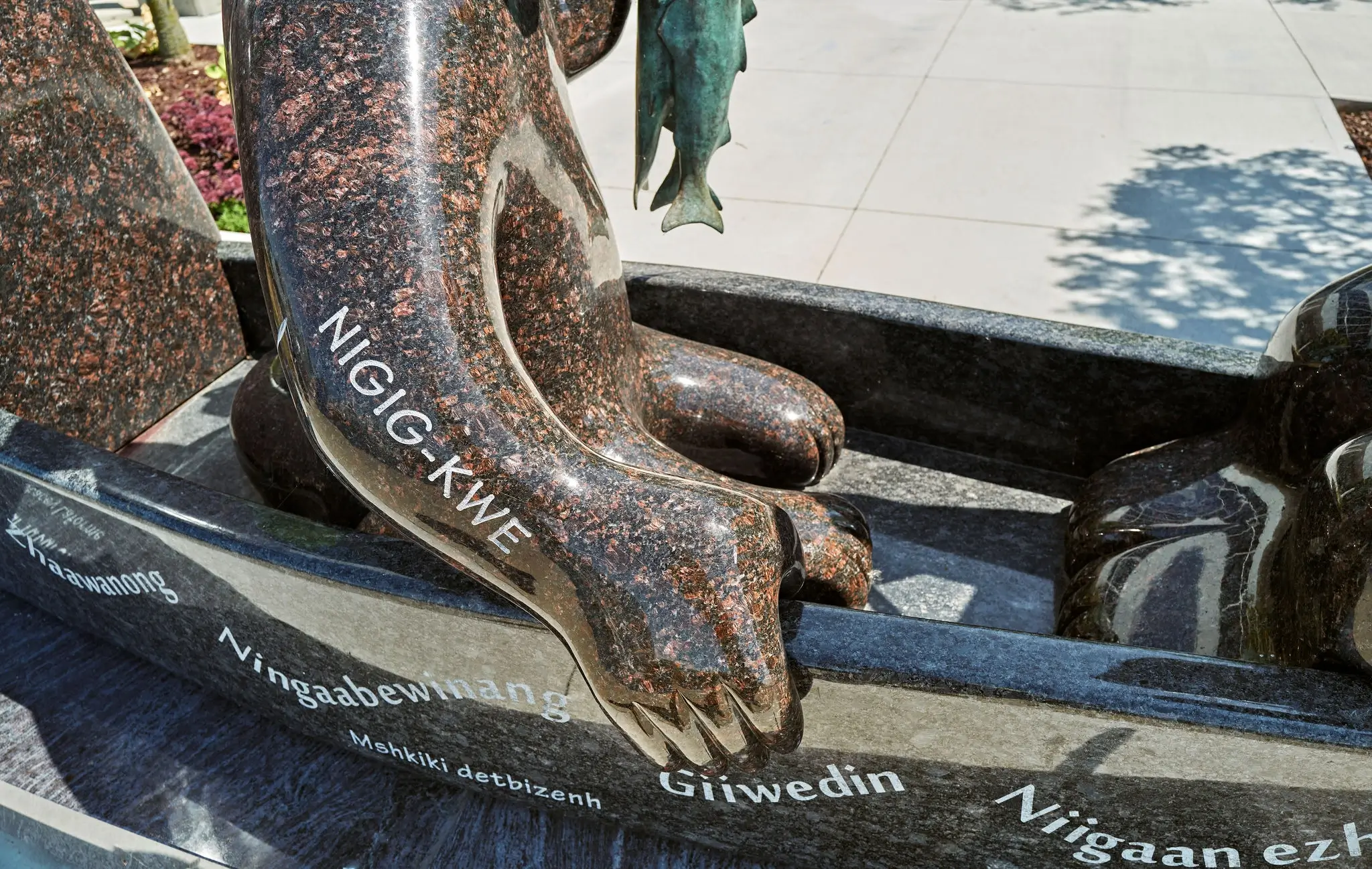 sculpture of ngig-kwe maanjidowin
