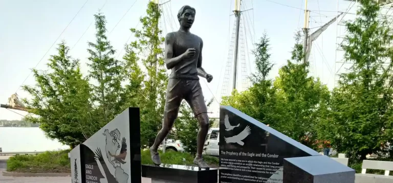 Tom Longboat statue